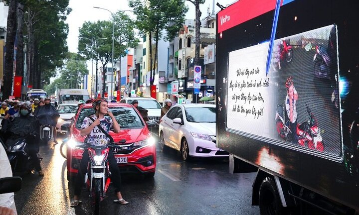 Độc đáo: Xe ô tô biết…tâm sự trên đường phố