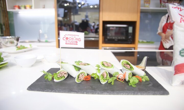 Học làm phở cuốn Hà Nội cùng nhà lãnh đạo trẻ châu Á