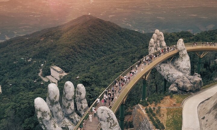 Nhìn lại những khoảnh khắc đẹp vi diệu của cây cầu nổi tiếng nhất Việt Nam