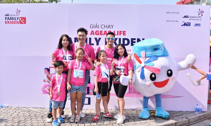 Hồng Đăng, Mạnh Trường cùng gia đình tham gia Giải chạy Family Ekiden tại hồ Hoàn Kiếm