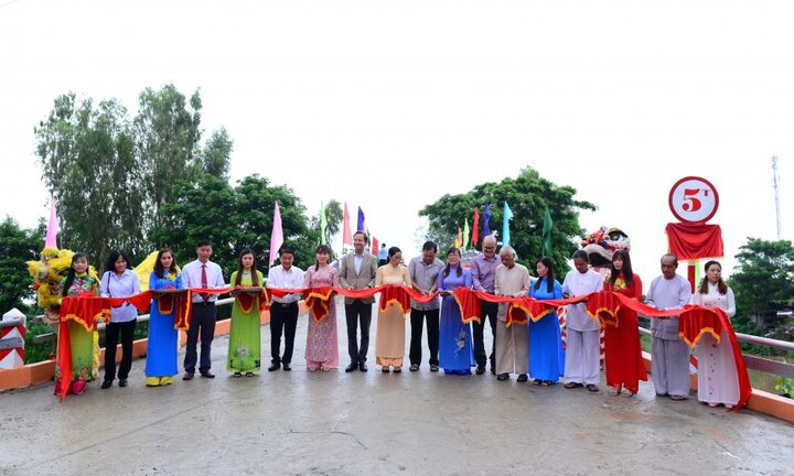 Khánh thành cây cầu dài 44 mét làm từ nắp chai bia tái chế