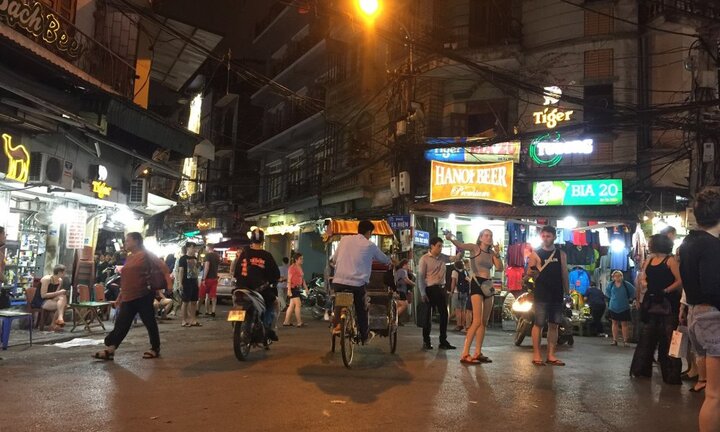 Nghịch lý 'bắt khách đi ngủ sớm' ở Việt Nam