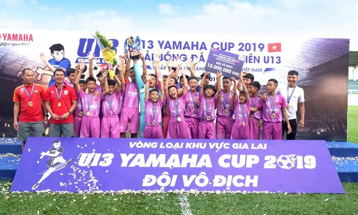 Hàng trăm khán giả đội mưa cổ vũ giải U13 Yamaha Cup tại Gia Lai