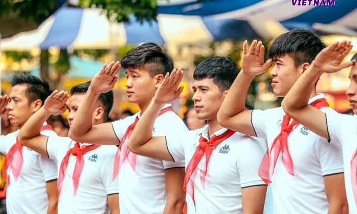 Đình Trọng, Quang Hải tham gia chào cờ đầu tuần với học sinh trường THCS Nguyễn Trường Tộ