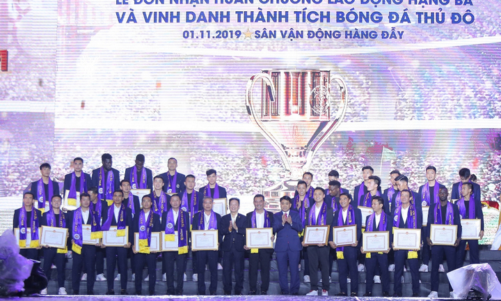 Hà Nội FC dành tặng chức vô địch cho người hâm mộ, đón nhận huân chương lao động hạng Ba