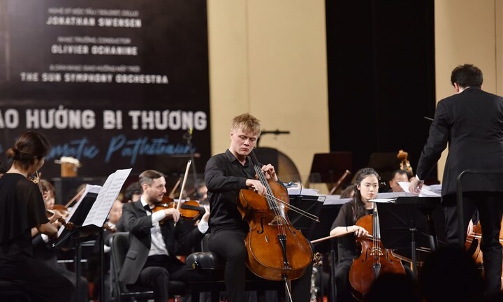 Nghệ sĩ trẻ Jonathan Swensen chinh phục khán giả Việt Nam với tiếng đàn cello