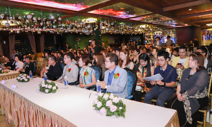 Dương Khắc Linh và Phạm Quỳnh Anh ngồi ghế nóng tìm kiếm tài năng Việt cùng ekip Hàn