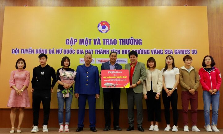 Trao phần thưởng một năm bay miễn phí cùng Vietjet tới ĐT bóng đá nam, nữ Việt Nam