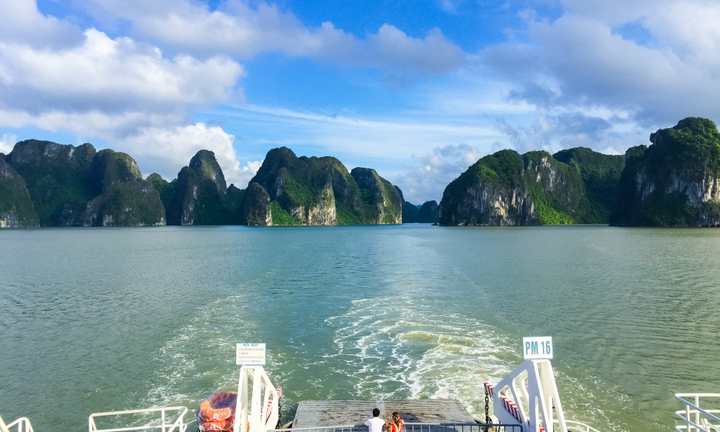 Ngắm kỳ quan Vịnh Hạ Long lãng mạn từ phà Tuần Châu