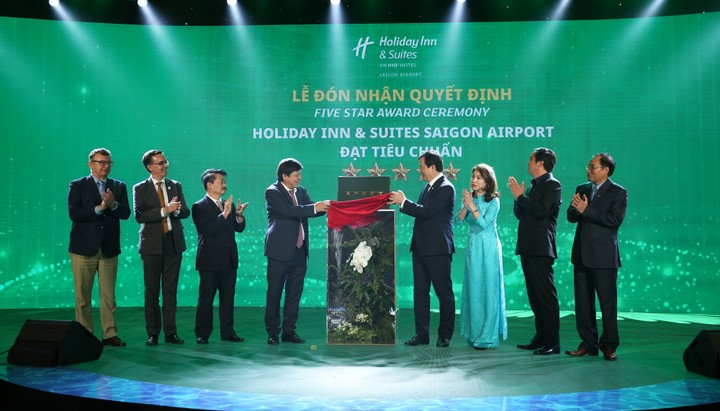 Khách sạn Holiday Inn and Suites đầu tiên tại Việt Nam đạt chứng nhận khách sạn 5 sao
