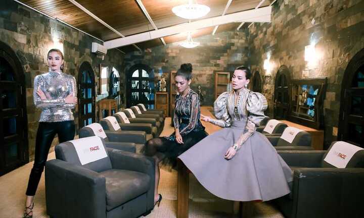 Trực tiếp tập 9 The Face: Phạm Hương ôm an ủi Lan Khuê sau 'cú tát đau'