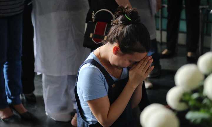 Con gái NSƯT Quang Lý từ Đan Mạch trở về, khóc nức nở bên linh cữu cha