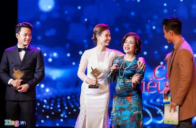 Lễ trao giải Cánh Diều 2016: Xấu hổ vì mất điện giữa chừng, thiếu cúp giải thưởng