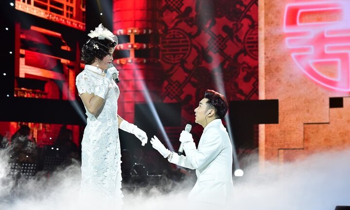 Hoài Linh làm cô dâu xinh đẹp trong đêm nhạc của Quang Hà
