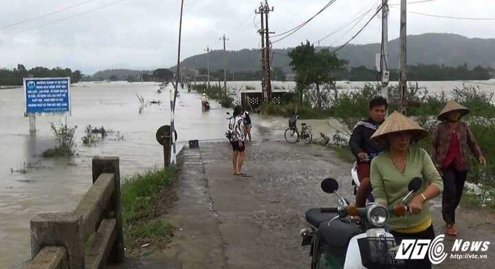 Tìm thấy thi thể nữ sinh lớp 4 bị lũ cuốn trôi trên đường đi học về