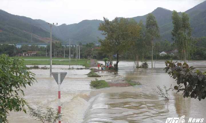 Lũ chồng lũ: Giao thông các tỉnh miền Trung bị chia cắt