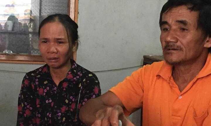 Mẹ khóc hết nước mắt tìm con trong mưa lũ