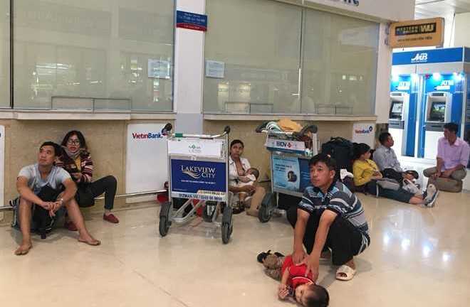 Hàng nghìn người vạ vật trải chiếu nằm chờ chuyến bay ở Tân Sơn Nhất