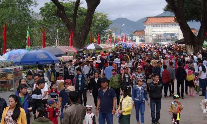 Hàng ngàn người đổ về lễ hội Đống Đa ở Bình Định