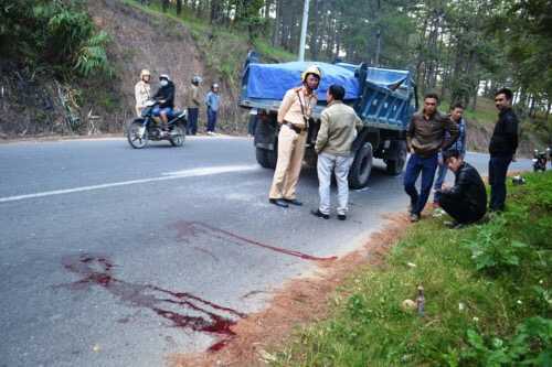 Nam thanh niên lao đầu vào xe tải tự tử