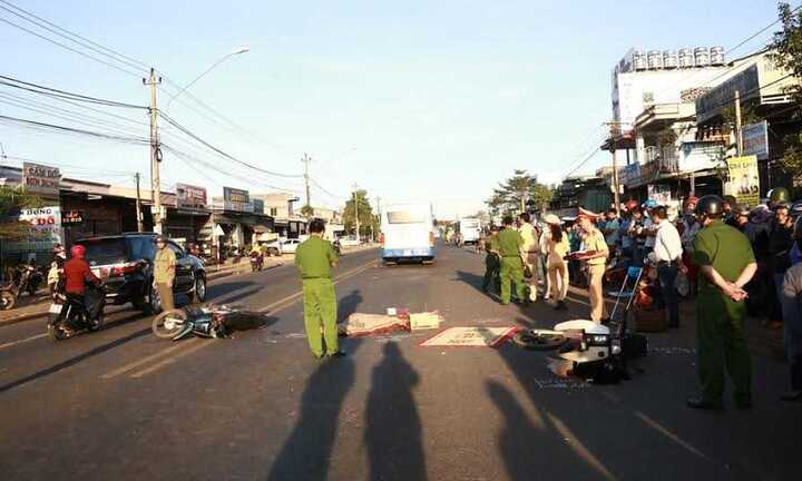 Người phụ nữ bị xe buýt cán qua người chết thảm