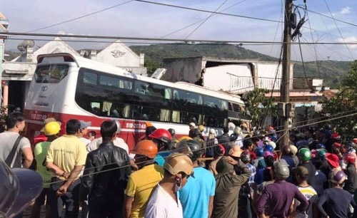 Xe khách Thành Bưởi đối đầu Phương Trang, hàng chục hành khách nguy kịch