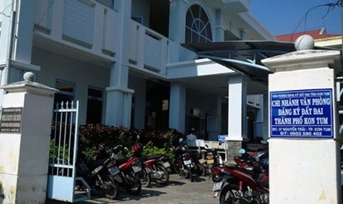 Nhân viên văn phòng đăng ký đất đai đánh gãy tay, rút súng dọa bắn dân