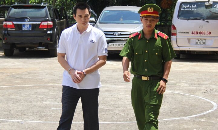 Nguyên cán bộ công an tỉnh đánh bạc, làm giả hồ sơ, lừa chạy việc lĩnh án tù