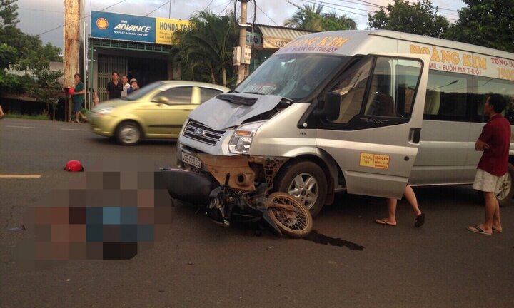 Băng qua đường, 2 người trên xe máy bị xe khách tông nguy kịch