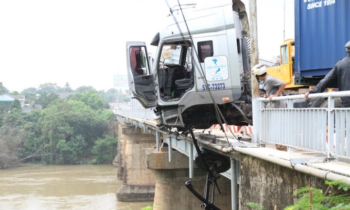 Xe đầu kéo tông sập lan can, nằm chênh vênh trên cầu Sêrêpốk