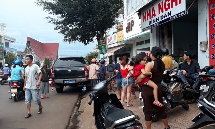 Nghe tiếng động mạnh, chủ nhà nghỉ mở cửa tá hoả thấy người đàn ông sùi bọt mép