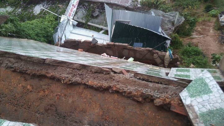 Cụ ông 81 tuổi suýt bị vùi trong vụ sạt taluy ở Đà Lạt