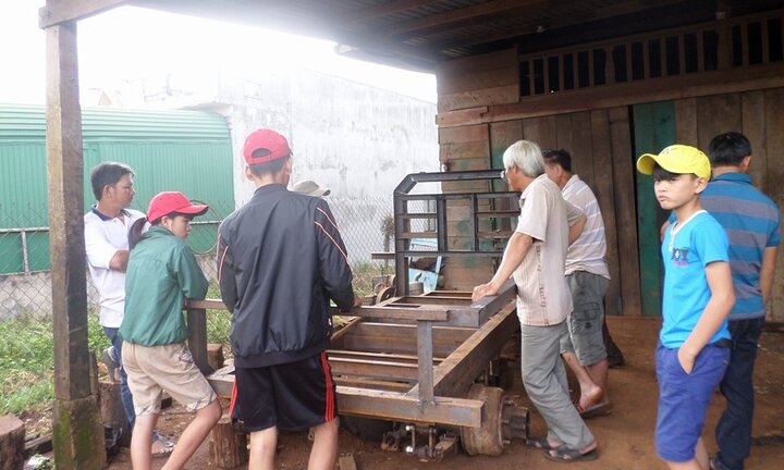 Sửa xe công nông, người đàn ông bị điện giật chết thảm