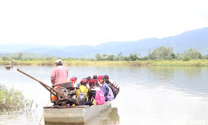 Ảnh: Học sinh liều mình qua sông Kôn trên con đò không số tìm con chữ