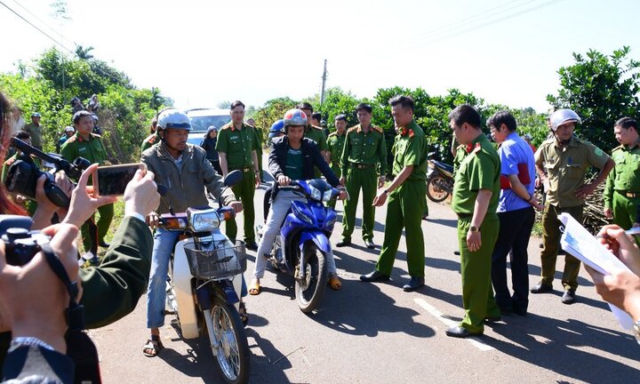 Côn đồ đâm chết người rồi nhiệt tình đưa nạn nhân đi cấp cứu: Dựng lại hiện trường