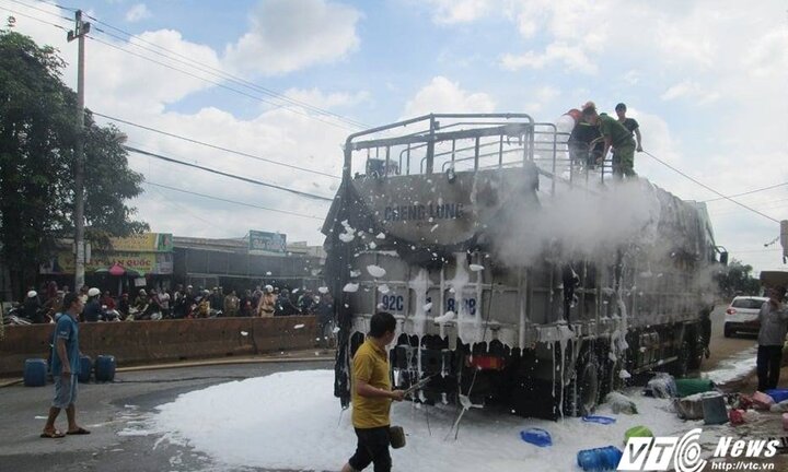 Video: Xe tải chở hàng hội chợ bốc cháy ngùn ngụt trên đường Hồ Chí Minh