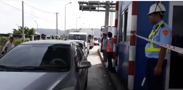 Tài xế tiếp tục dừng xe đòi giảm phí, trạm BOT Ninh An lại xả trạm