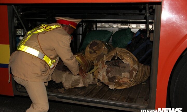 CSGT Đắk Lắk bắt giữ hàng loạt xe khách chở hàng cấm trên đường Hồ Chí MInh