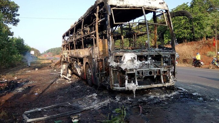 Xe khách chở 40 người bốc cháy ngùn ngụt trên đường Hồ Chí Minh