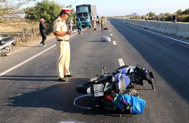 Tông vào xe tải đang đỗ trên quốc lộ, nam thanh niên chết tại chỗ
