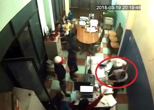 Video: Nhóm côn đồ lao vào đánh chủ khách sạn ở Gia Lai