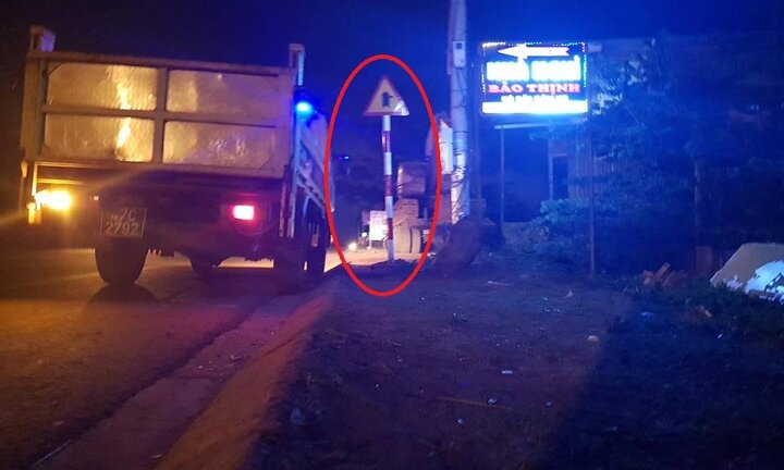 Xe máy tông cột biển báo giao thông, 2 vợ chồng thương vong trên đường đi đám tang về