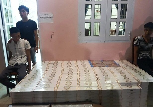 Chở thuốc lá lậu, tài xế rồ ga tông thẳng CSGT để tẩu thoát