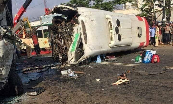 Xe khách va chạm xe tải, hơn 10 người thương vong ở Lâm Đồng