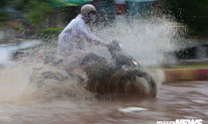 Mưa lớn tại Đắk Lắk, nhiều ô tô, xe máy 'chết chìm' trên đường Hồ Chí Minh