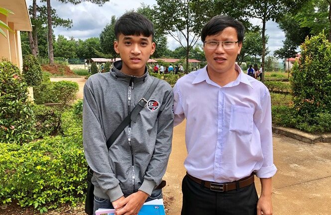 Mẹ bị tai nạn mất ngay trước cổng trường, nhà trường giấu để thí sinh tiếp tục làm bài