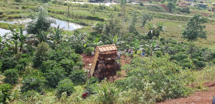 Xe ben mất phanh lao xuống vực sâu gần 10m, tài xế chết tại chỗ