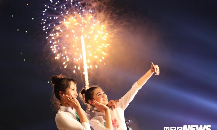 Mãn nhãn màn bắn pháo hoa ở lễ kỷ niệm 230 năm chiến thắng Ngọc Hồi - Đống Đa