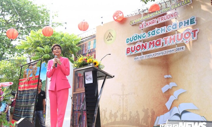 Hoa hậu H'Hen Niê xuất hiện tại đường sách cà phê Buôn Ma Thuột