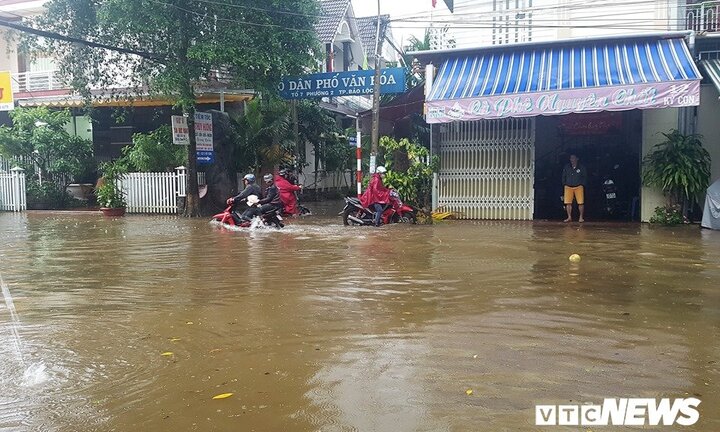 Sau cơn mưa lớn, nhiều tuyến đường ở Lâm Đồng biến thành sông